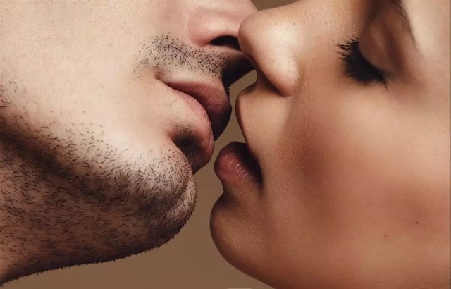 Một nụ hôn nhẹ nhàng sẽ là kinh nghiệm phòng the hữu ích nhất